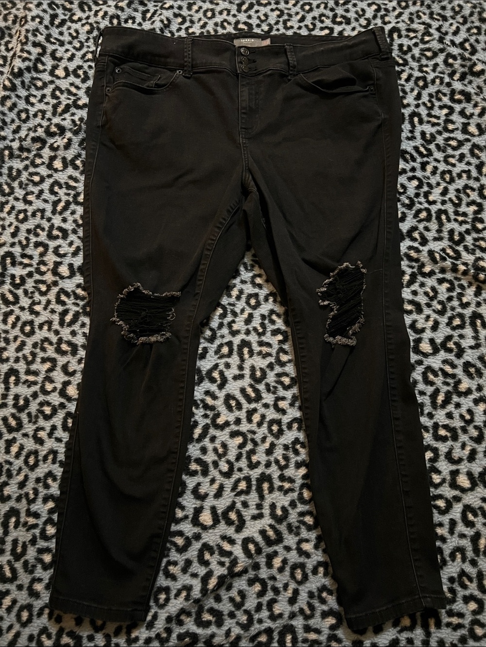 TORRID 22R BLACK DENIM JEGGING